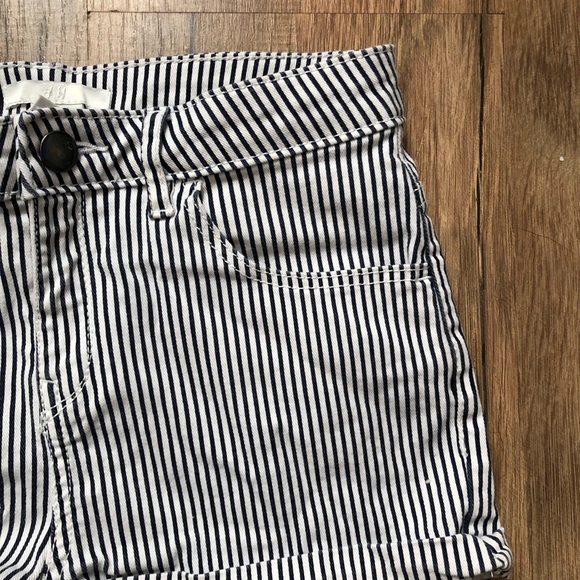 Striped shorts size 2 - Picture 4 of 6